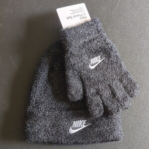 (NWT) Nike 2 Piece Beanie & Gloves Set